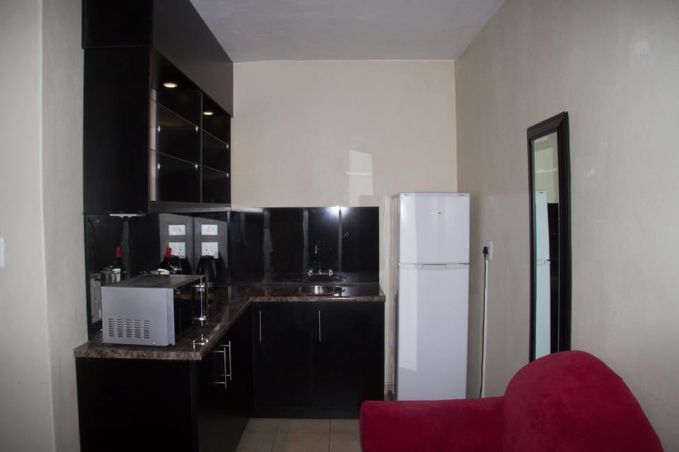 Coffee/tea maker, fridge, electric kettle