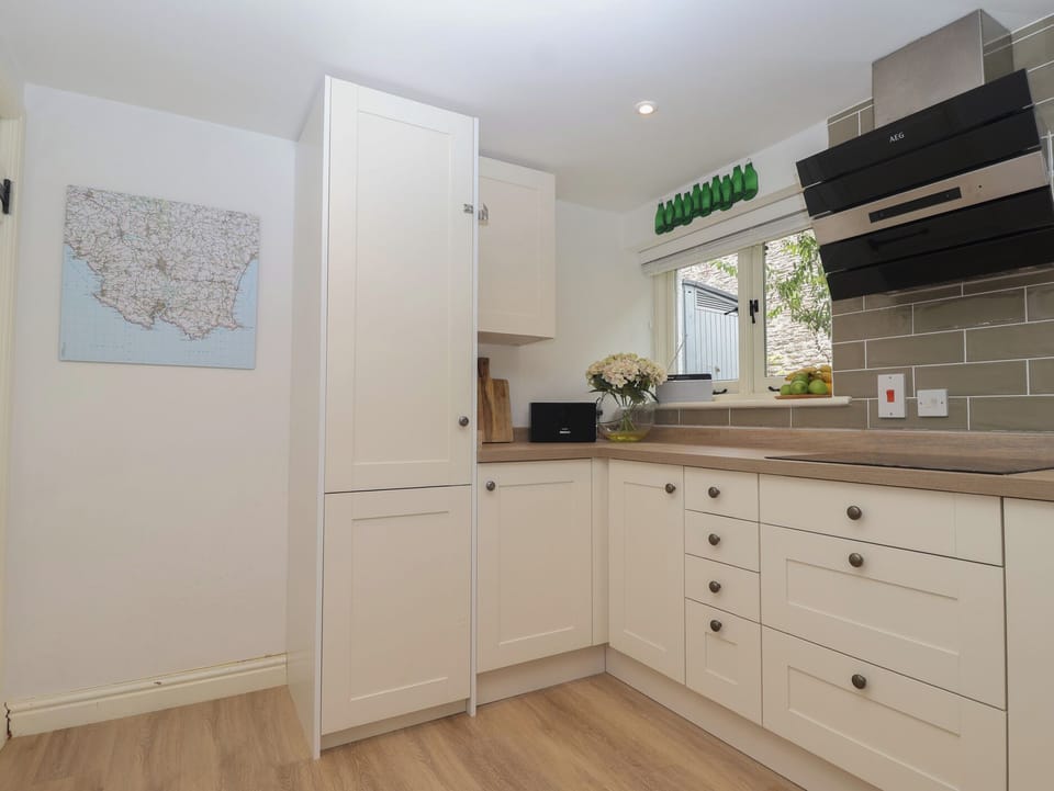 Cottage | Private kitchen | Fridge, microwave, electric kettle, toaster