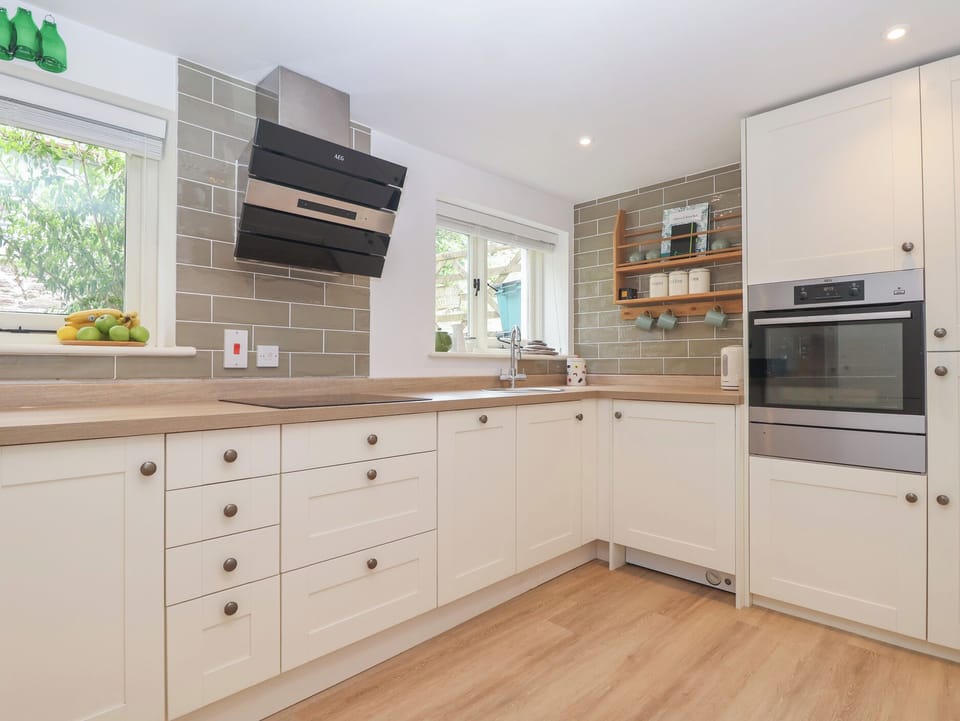 Cottage | Private kitchen | Fridge, microwave, electric kettle, toaster