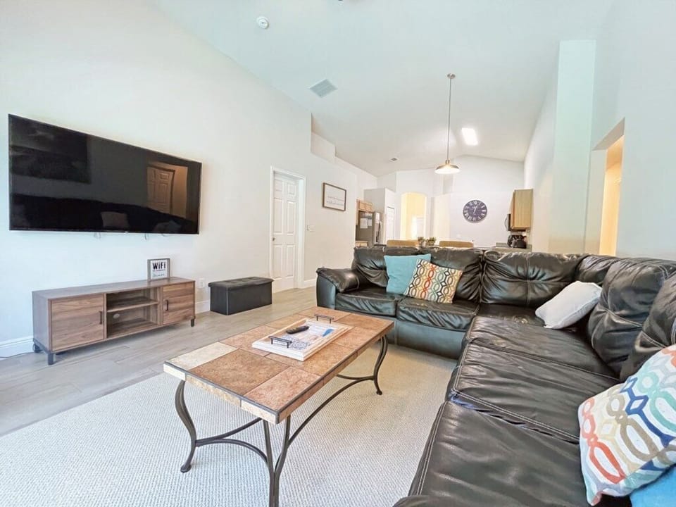 3-Living Room.jpg