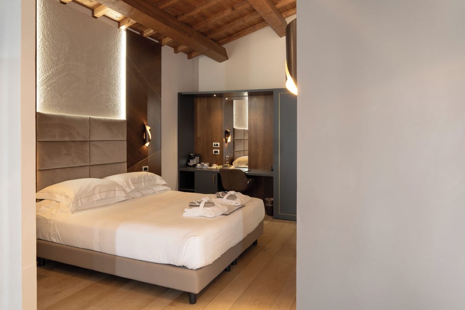 Luxury Suite | Premium bedding, pillowtop beds, minibar, in-room safe