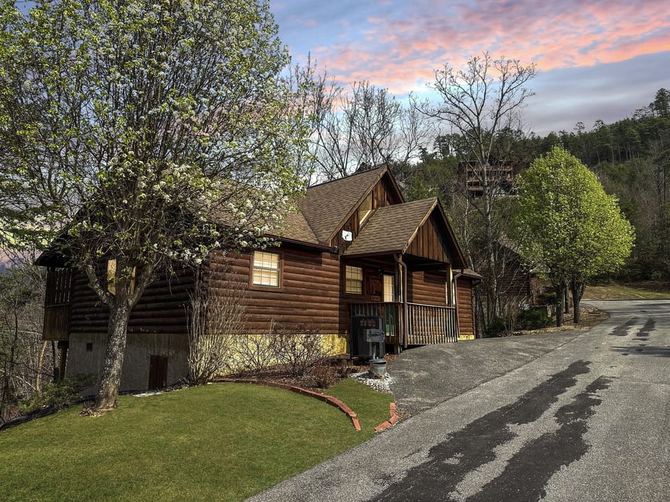 Lazy Bear Den is nestled in the gated community of Hidden Springs Resort. Quiet area, though close to all of the attractions! Only 1 mile to Dollywood, 3 miles to Pigeon Forge and 7 miles to LeConte Center!  