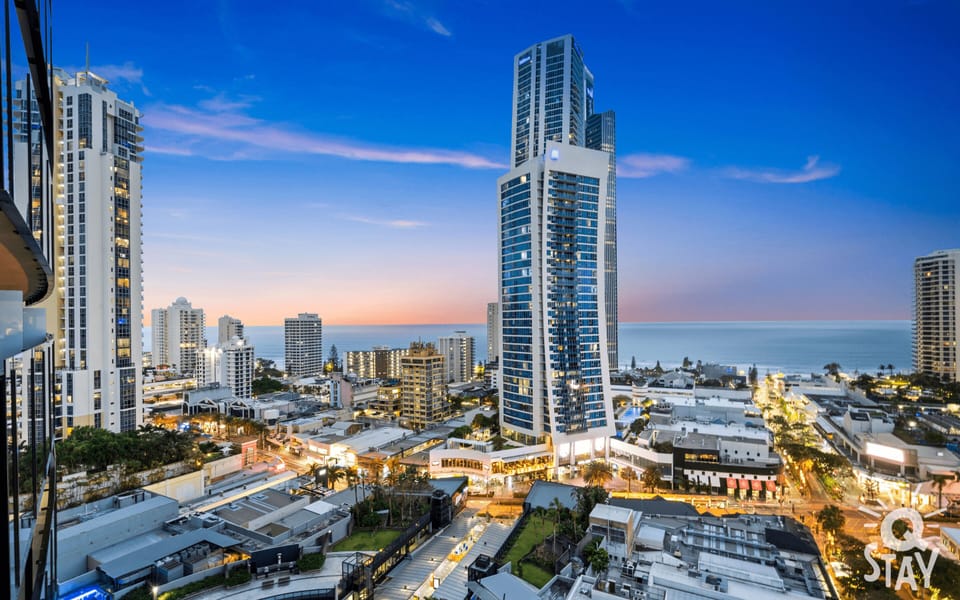Spectacular views of the ocean and the city from the balcony