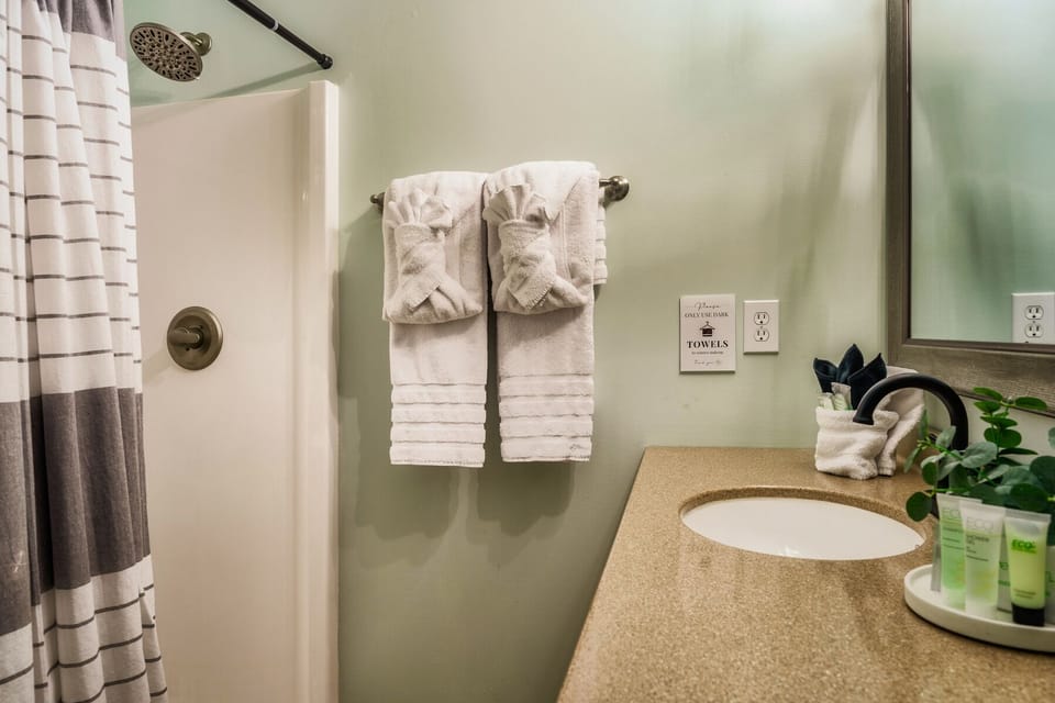 Full bathroom connected to the double queen bedroom on main level.