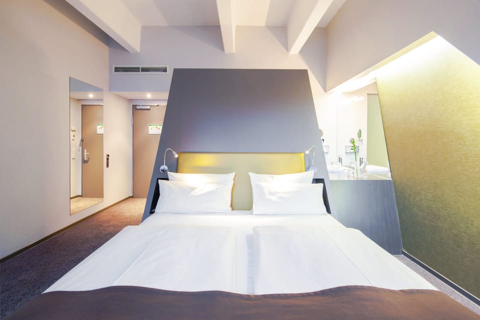 Deluxe Double Room | Hypo-allergenic bedding, in-room safe, desk, blackout drapes
