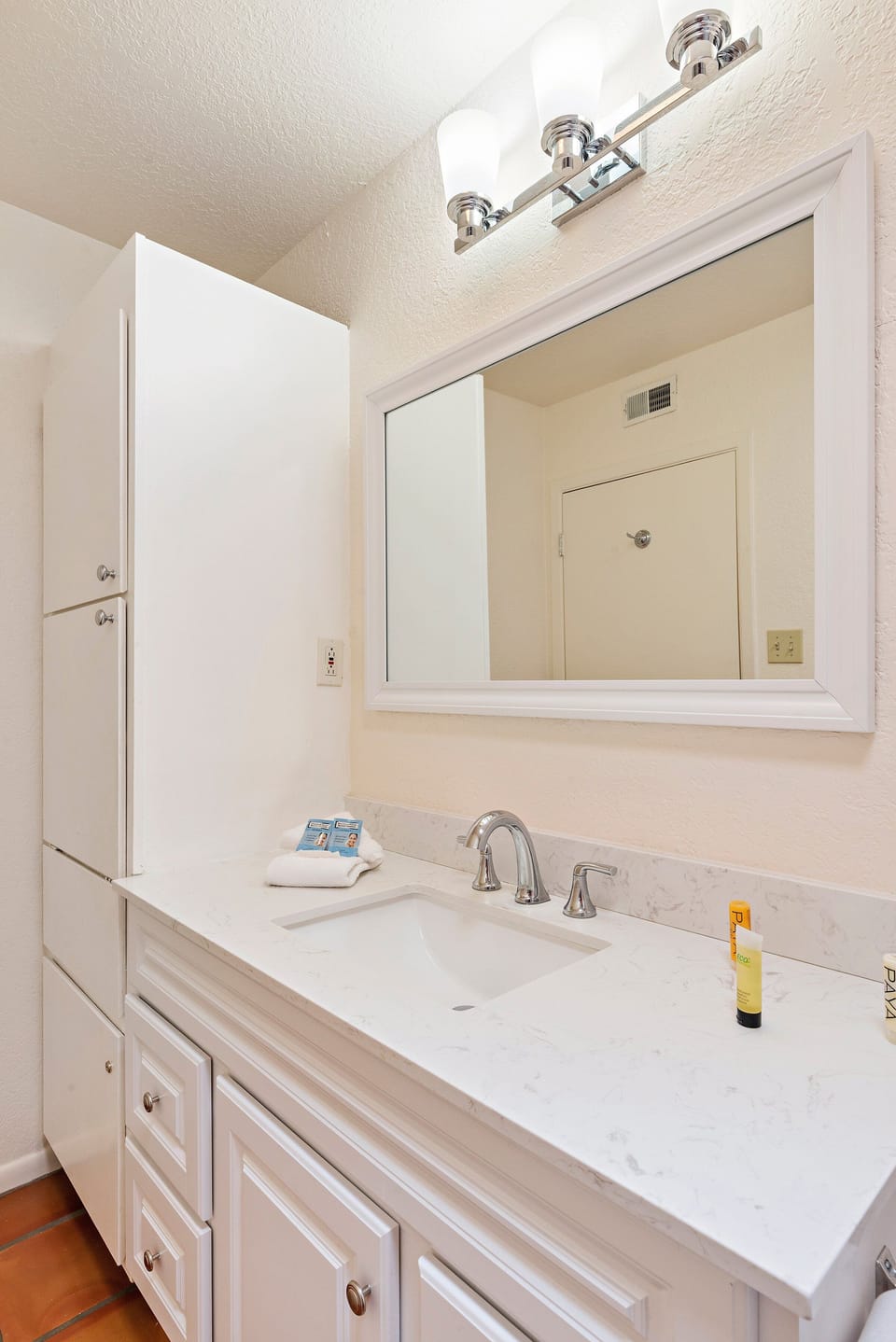 Bathroom with Bathtub/Shower Combo