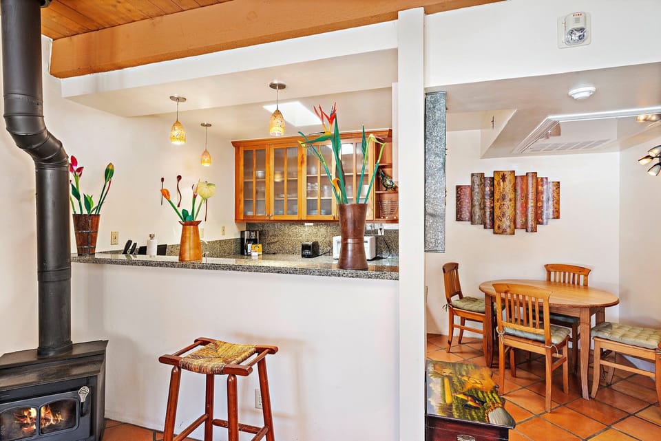 Kitchen / Dining Area