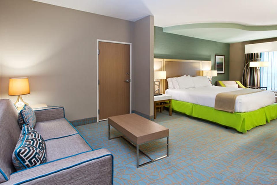 Desk, iron/ironing board, rollaway beds, free WiFi