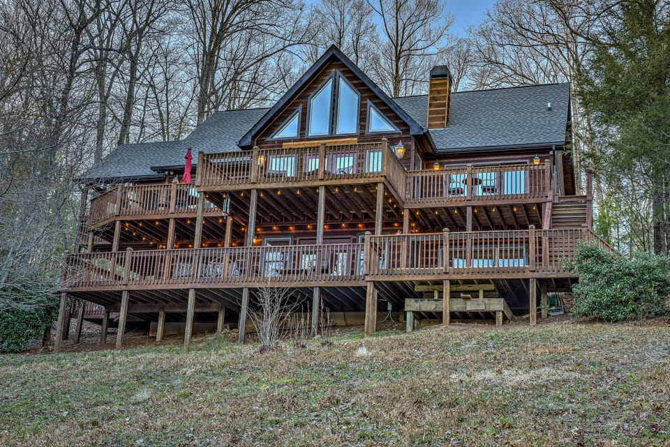Enjoy 2 levels of deck entertainment space!