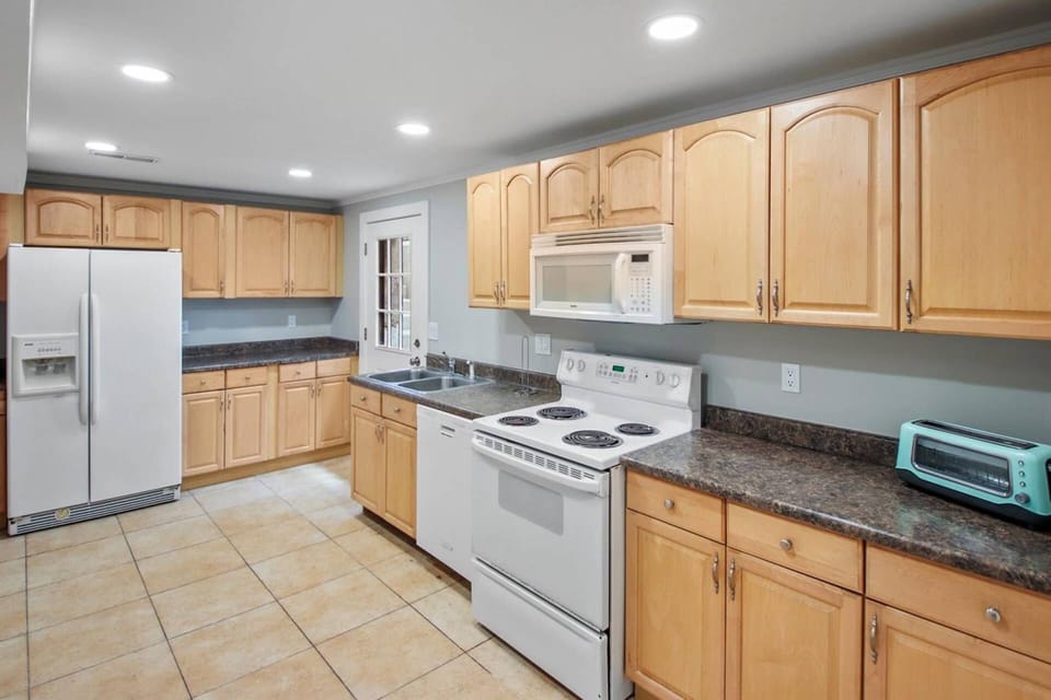 Second Kitchen gives this Place it's Name "Double Lodge" for Two Families to Gather as well Separate when you need to