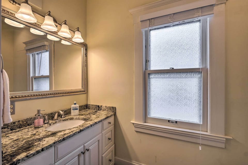 Full Bathroom | Towels Provided | Complimentary Toiletries