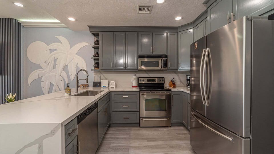 Spacious complete kitchen