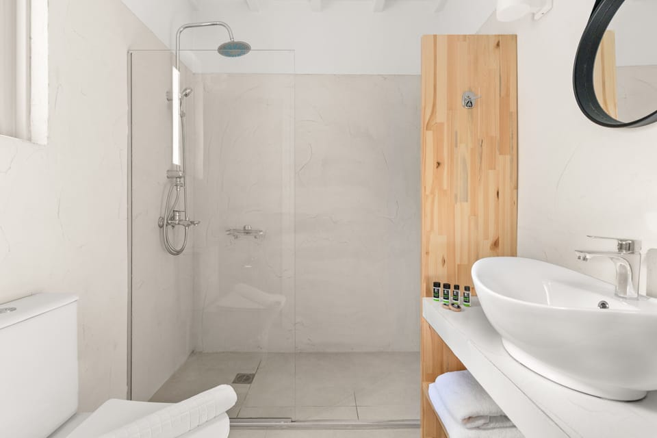 Family Room Sea View | Bathroom | Shower, slippers, towels