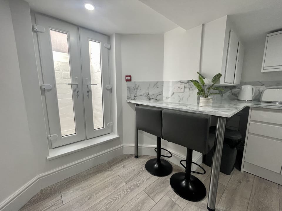 Suite, Private Bathroom (Basement suite & spa bath) | Bar (on property)
