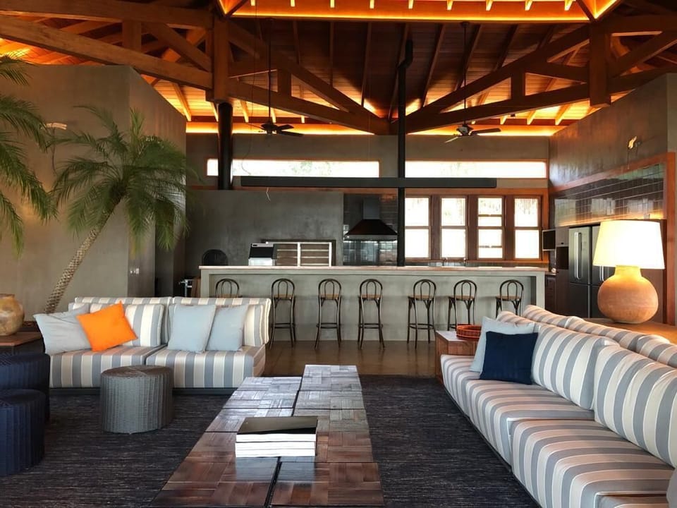 Luxury House, 3 Bedrooms, Lake View, Lakeside | Poolside bar