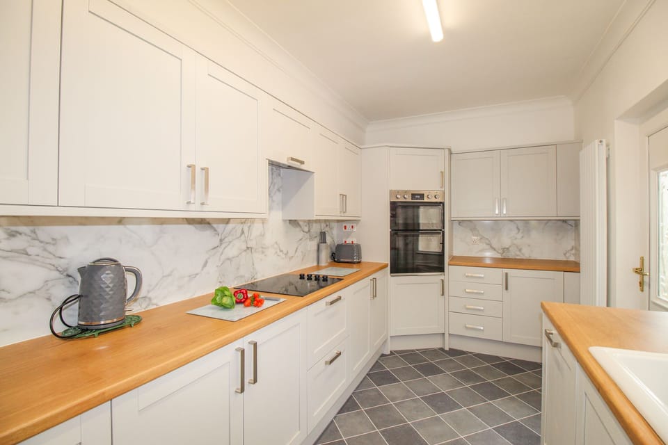 Cottage | Private kitchen | Fridge, microwave, electric kettle, toaster