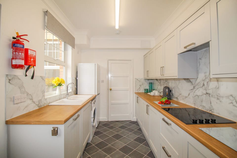 Cottage | Private kitchen | Fridge, microwave, electric kettle, toaster
