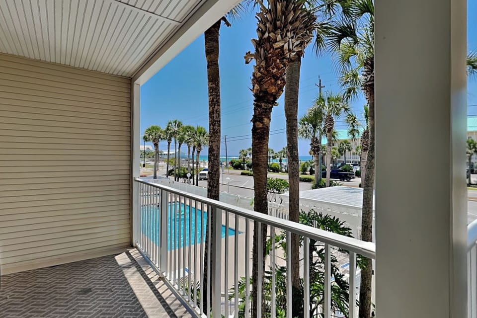 Large L-Shaped Balcony - Pool + Gulf View