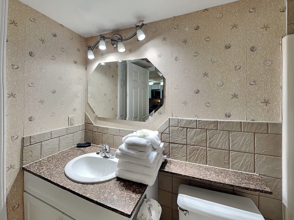 Second Full Bathroom - Shower/Tub