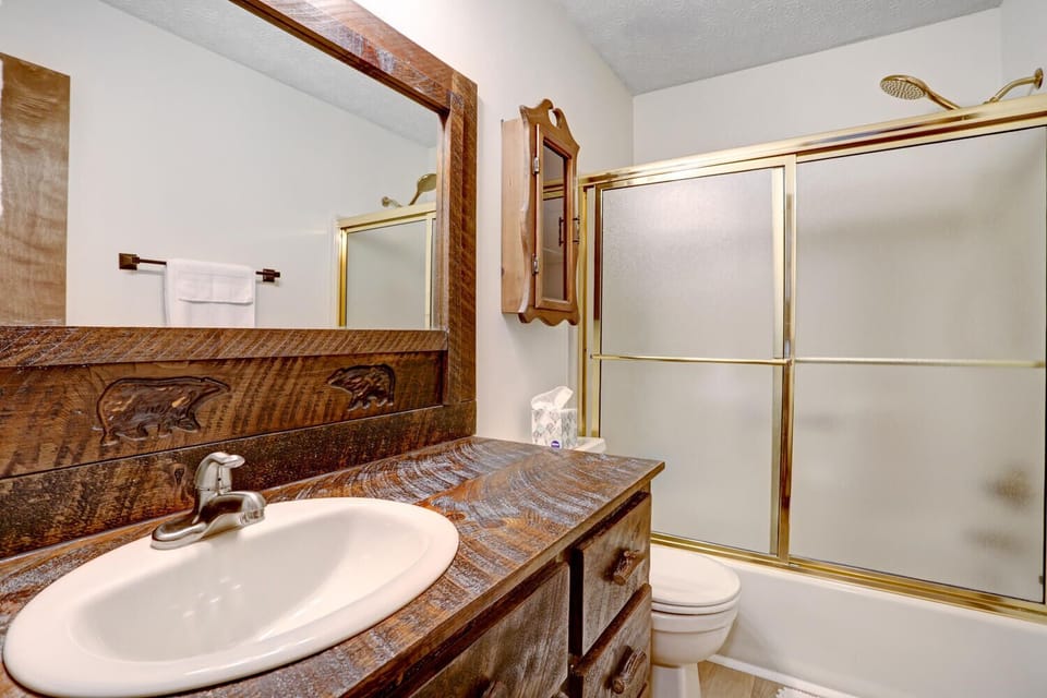 Main level guest bath with tub/shower combo.