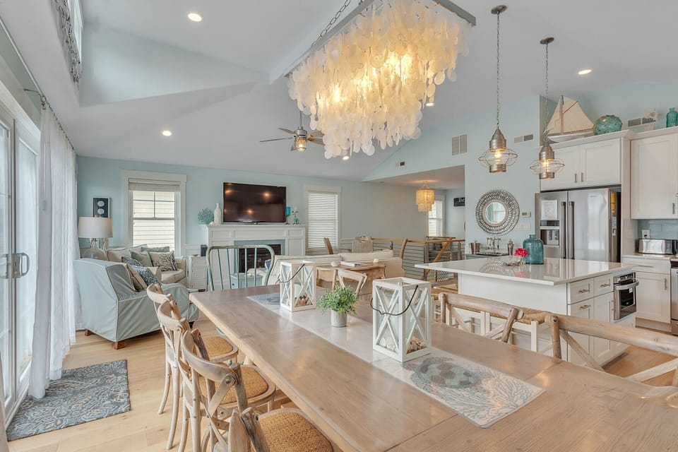 Large Living Space For All To Gather
Dining for 10+6 Seats At the Huge Island 