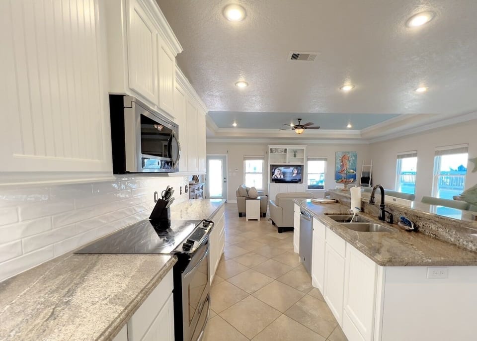 House, 4 Bedrooms | Private kitchen | Coffee/tea maker, fridge, oven, toaster