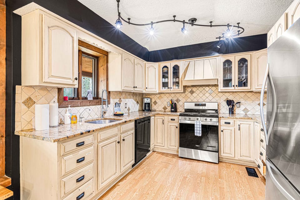Fully-stocked kitchen with stainless steel appliances. Whip up anything with ease!