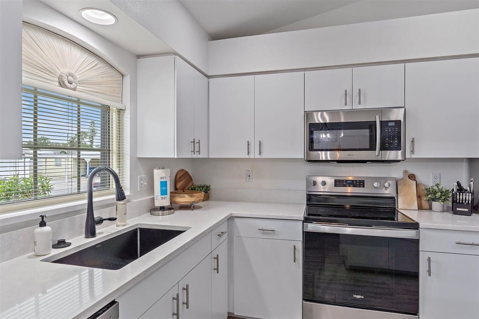 This fully-equipped kitchen is perfect for whipping up vacation goodies!