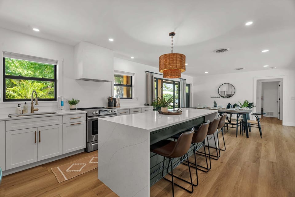 Absolutely stunning modern kitchen and bar that seats 4. The perfect spot for breakfast!