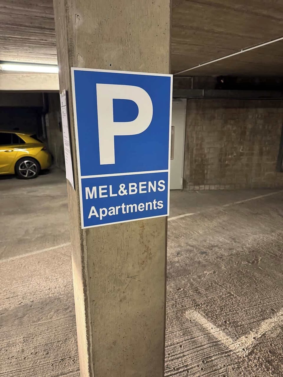 Im Gebäude befindet sich eine Garage, mit einem für dich reservierten Stellplatz.
