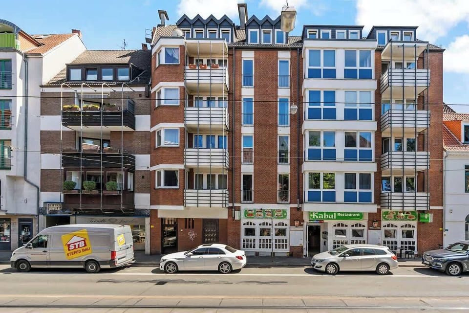 In diesem Gebäude befindet sich eure Unterkunft im 5. Obergeschoss mit Blick über die Dächer der Innenstadt.