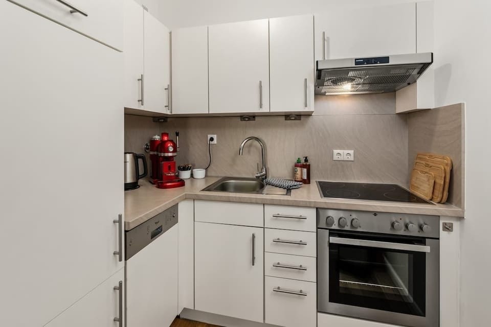 In der vollausgestatteten Küche findet ihr alles, was es zum Kochen braucht.