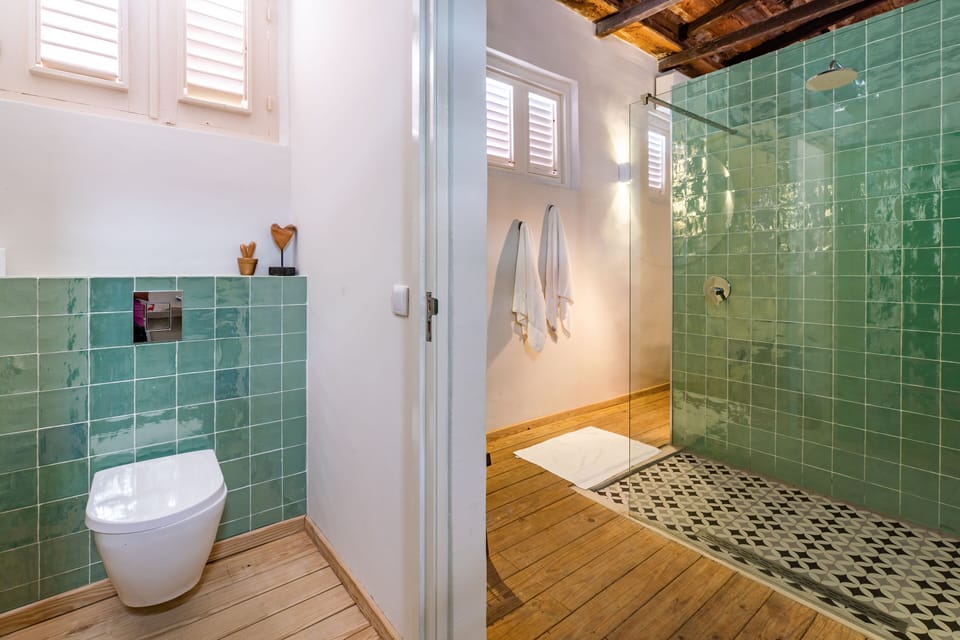 Shower, rainfall showerhead, towels