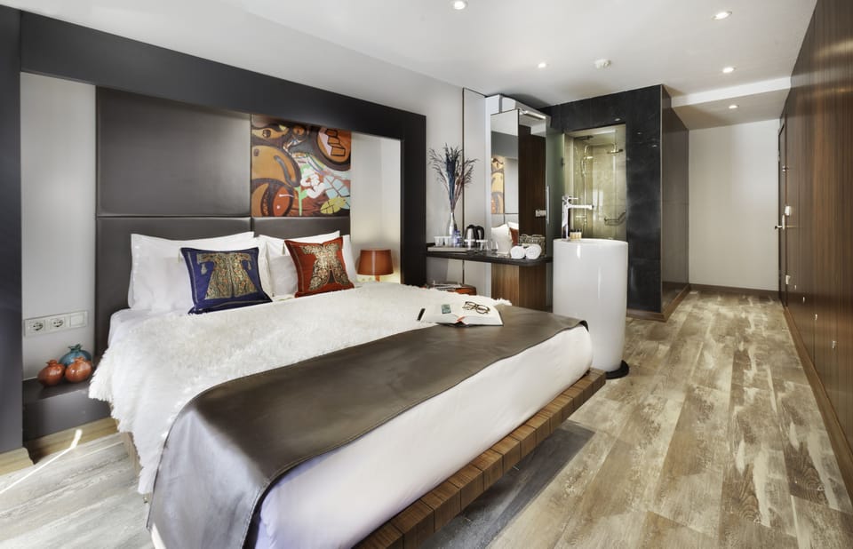 Deluxe Room | Minibar, in-room safe, free cribs/infant beds, free WiFi