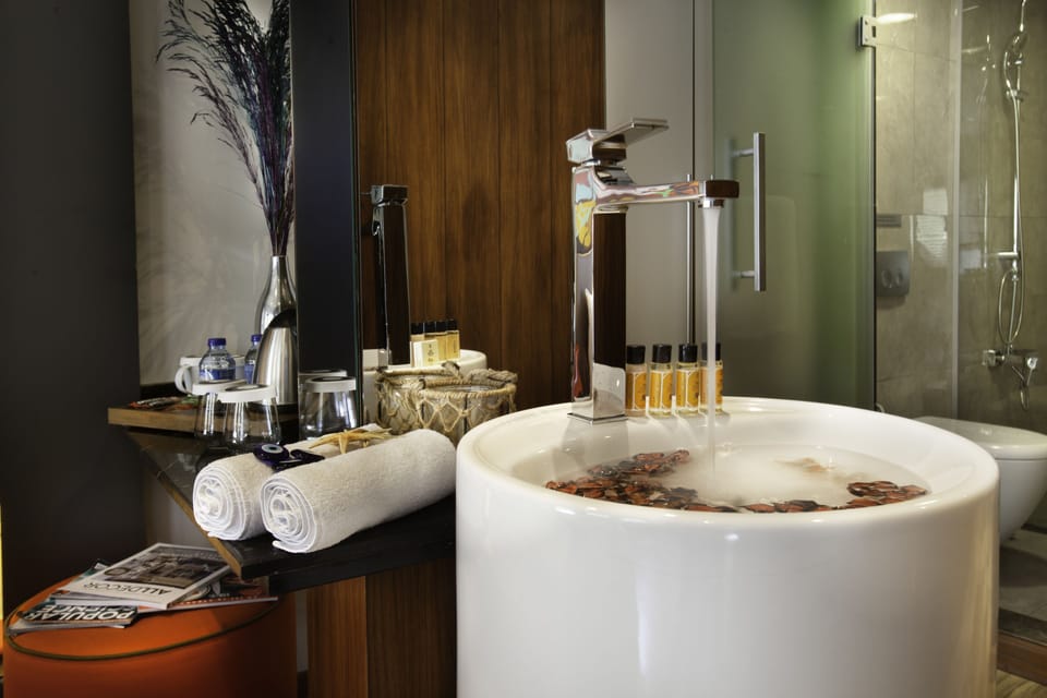 Deluxe Room | Minibar, in-room safe, free cribs/infant beds, free WiFi