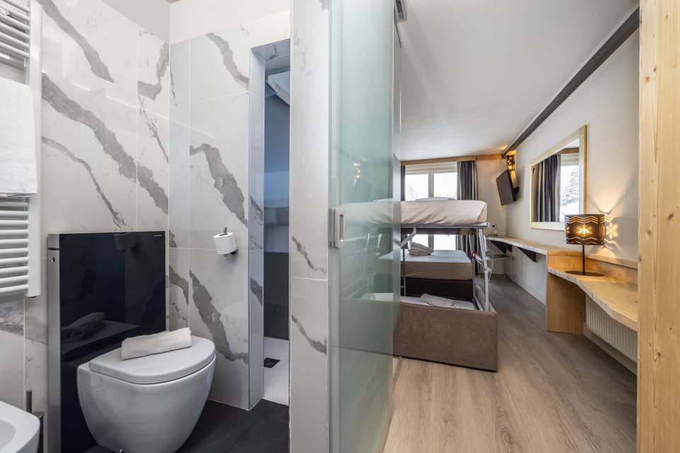 Quadruple Room | In-room safe, desk, bed sheets