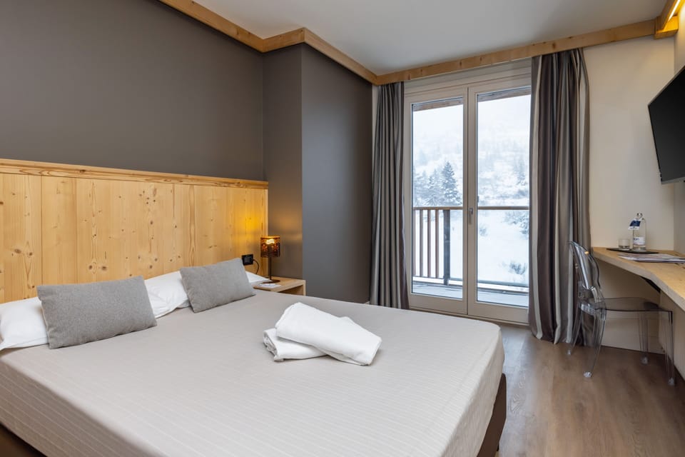Single Room | In-room safe, desk, bed sheets