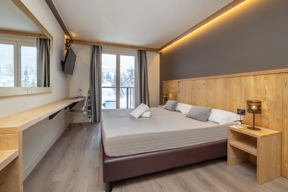 Double or Twin Room | In-room safe, desk, bed sheets