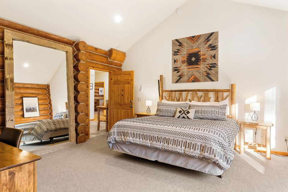 Master suite-king bed