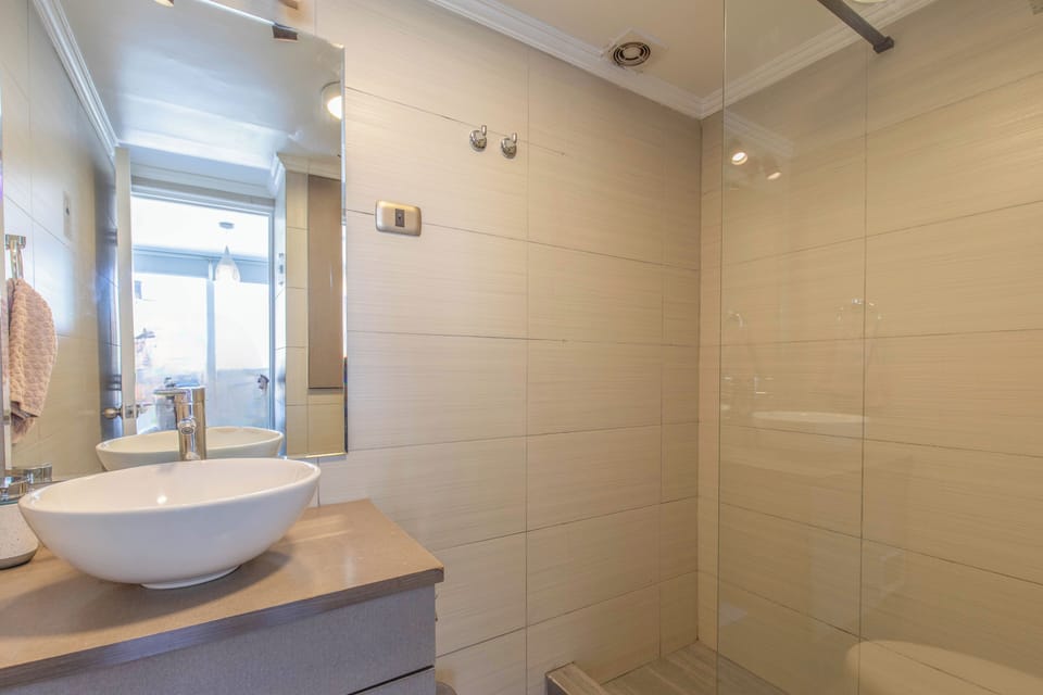 Baño con shower y mampara de vidrio
