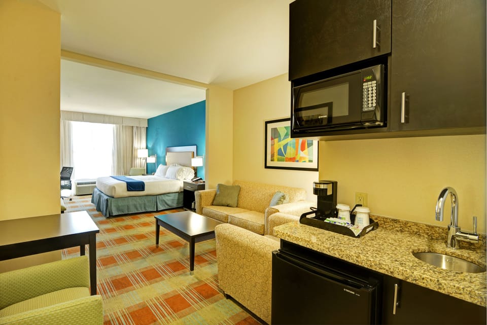 Premium bedding, in-room safe, desk, laptop workspace