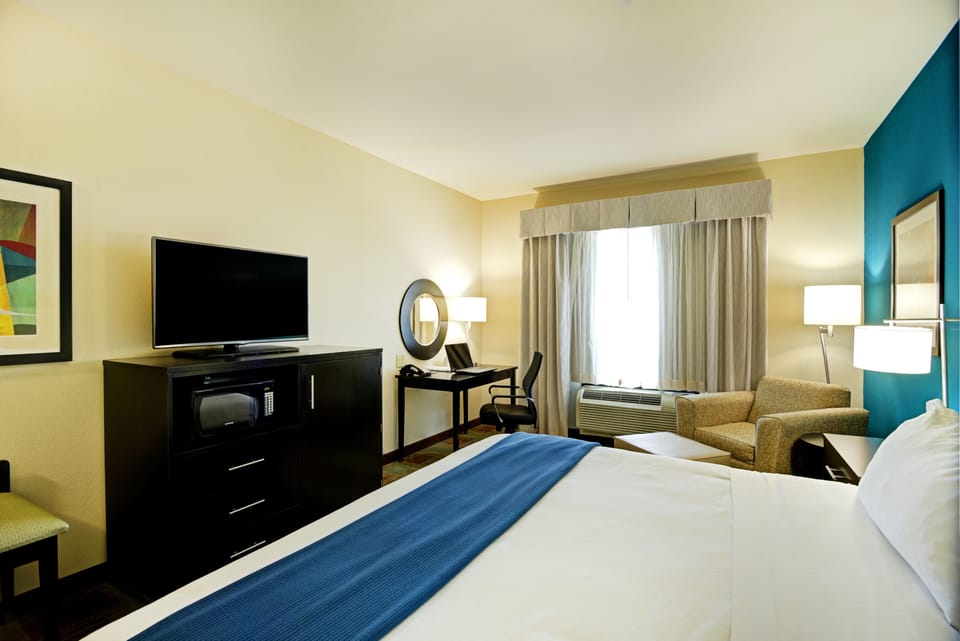 Premium bedding, in-room safe, desk, laptop workspace