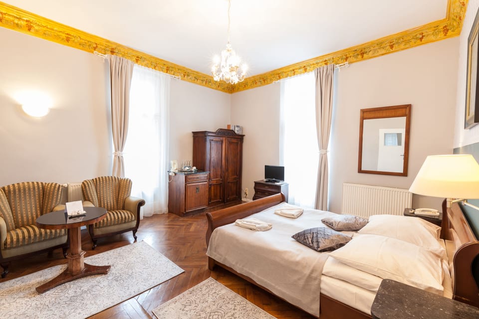 Deluxe Double or Twin Room | Hypo-allergenic bedding, in-room safe, iron/ironing board, free WiFi