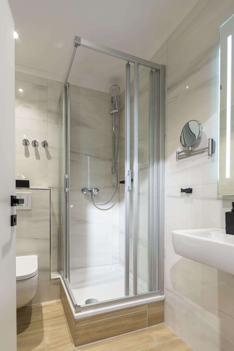 Classic Single Room | Bathroom | Shower, hair dryer, towels