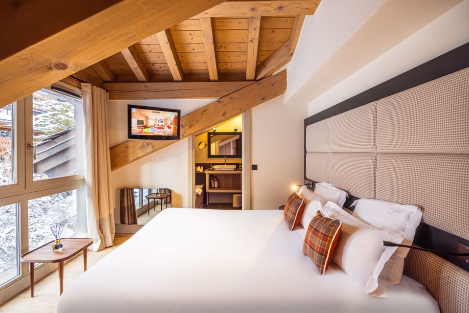 Classic Double Room | Premium bedding, minibar, desk, blackout drapes