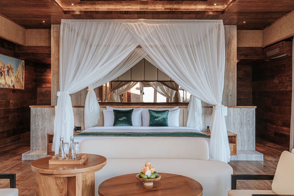 Elevate Palace | Premium bedding, minibar, in-room safe, laptop workspace
