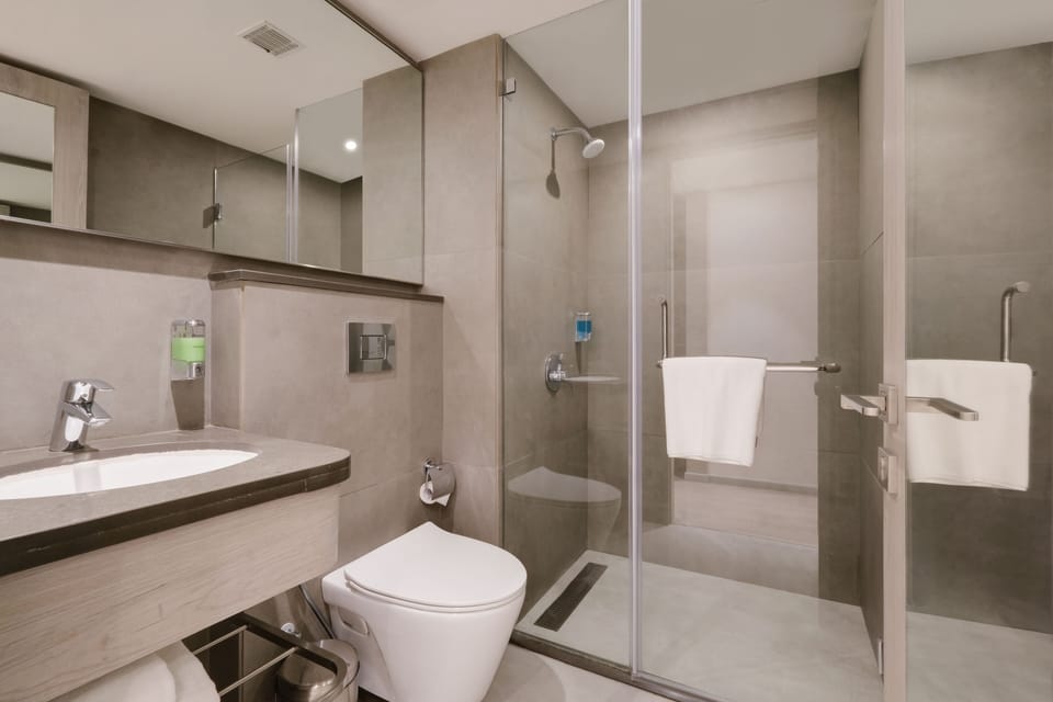 Shower, rainfall showerhead, free toiletries, hair dryer