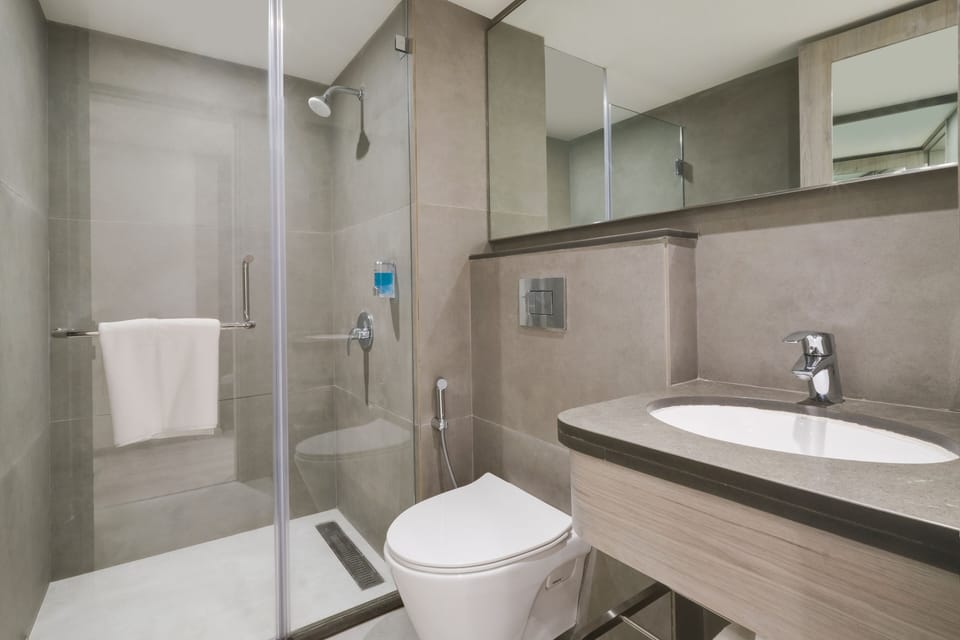 Shower, rainfall showerhead, free toiletries, hair dryer