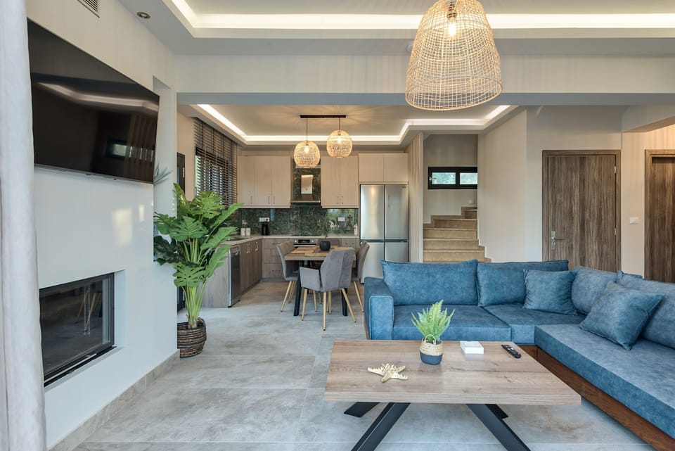 Deluxe Villa | Living area | 32-inch Smart TV with digital channels, TV, Netflix