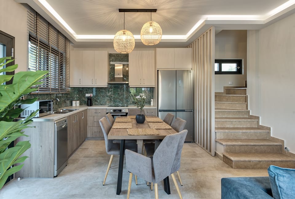 Deluxe Villa | Private kitchen | Full-size fridge, microwave, oven, stovetop